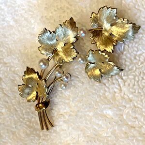 Vintage Signed Krementz Brooch Gold Tone Leaf Faux Pearl Floral Pin